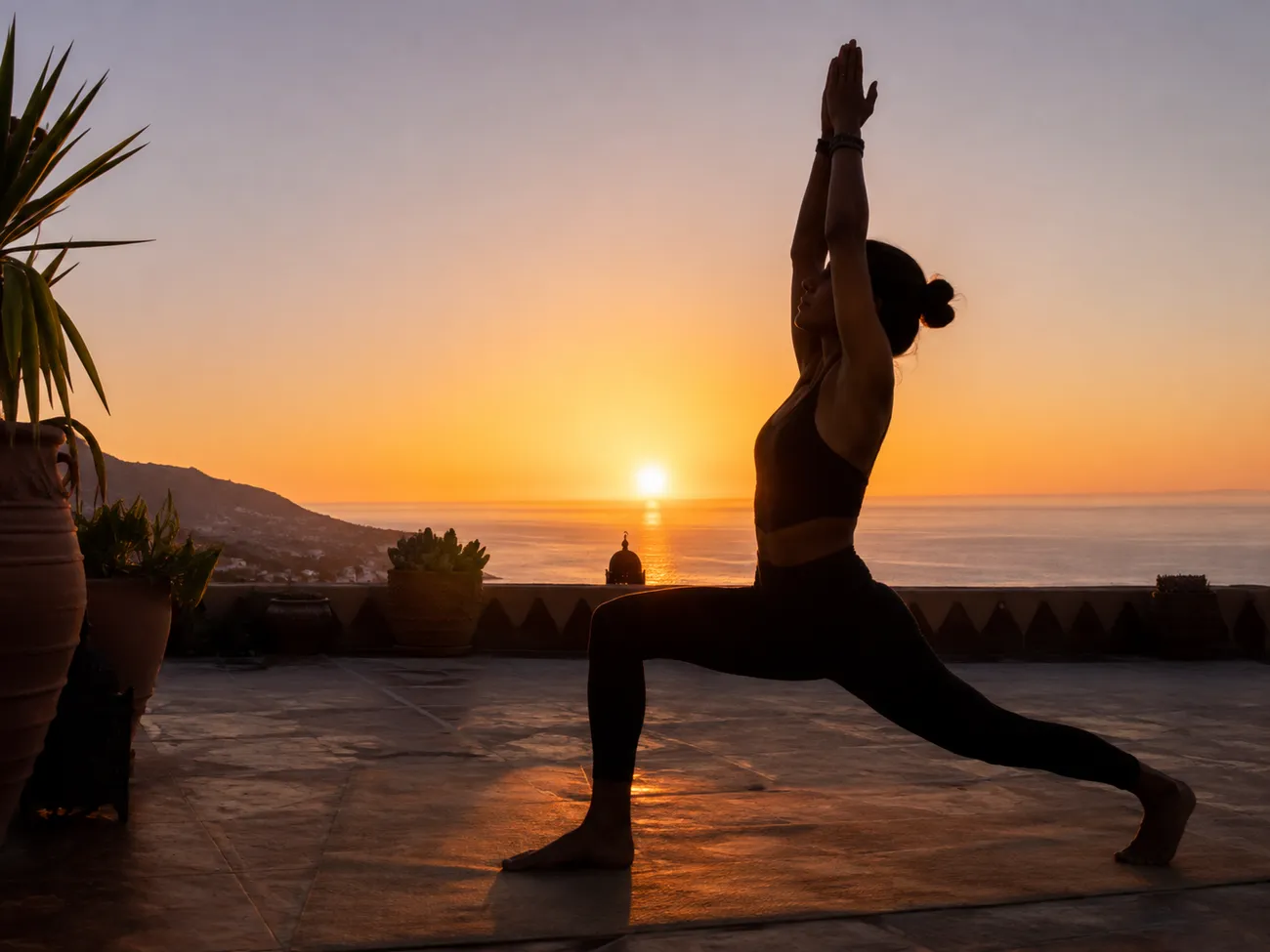 Yoga au lever du soleil, silhouette