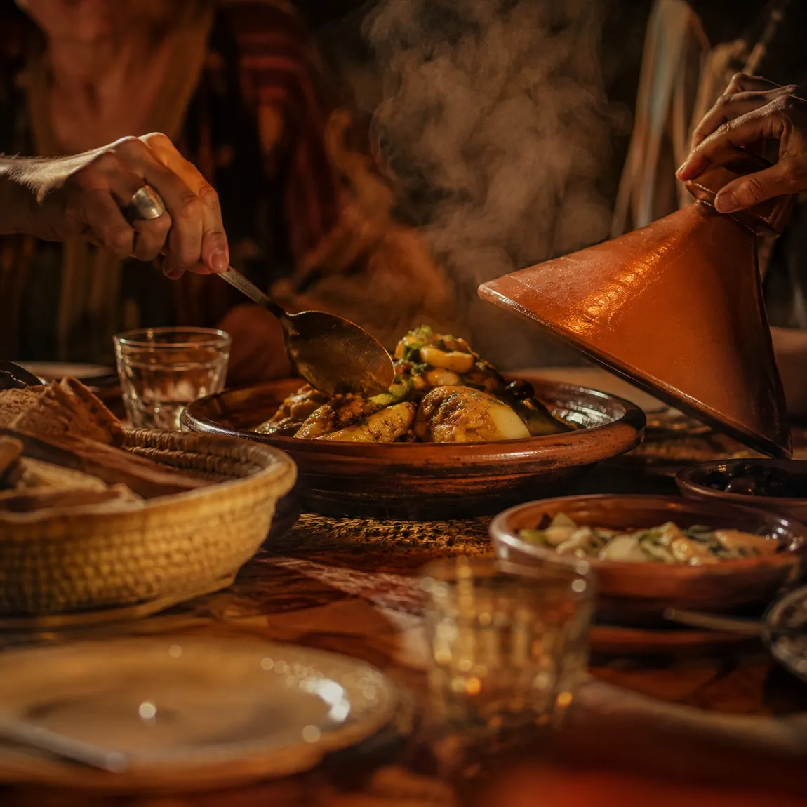 Table du soir : mains, tajine, vapeur