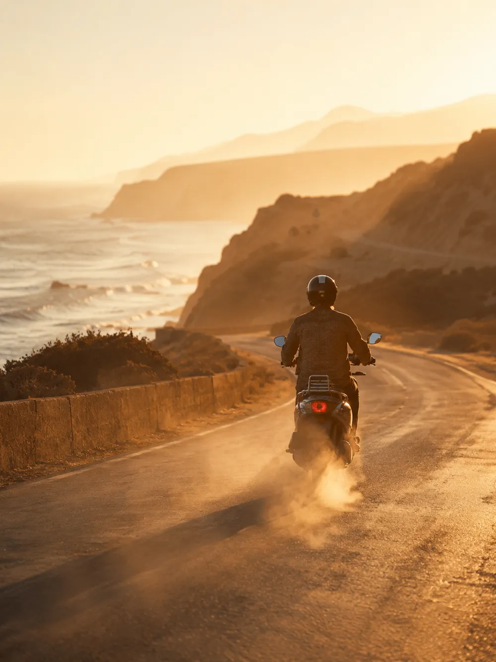 Route côtière en scooter, poussière dorée